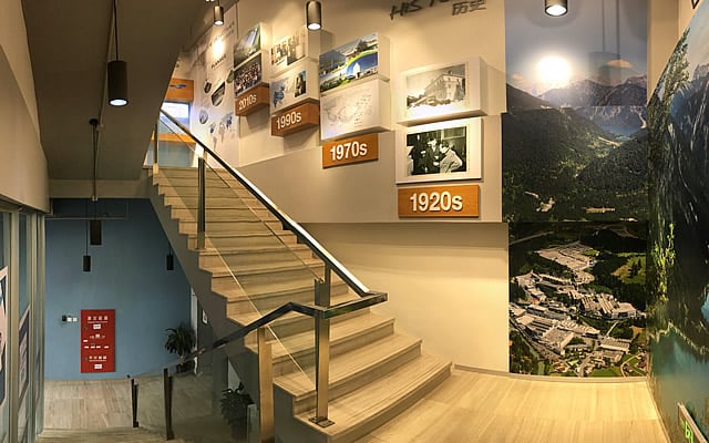 完工后现场照片：Plansee历史(楼梯向2F)
