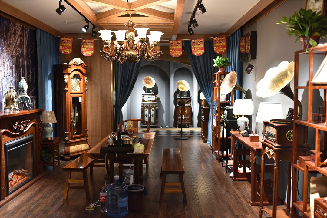 旗舰店内产品包含梵尼诗"古典留声机","艺术古董钟","古典红酒柜","新